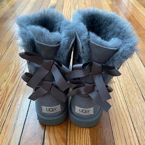 Girls Bailey Bow Ugg’s size 4 good condition!!